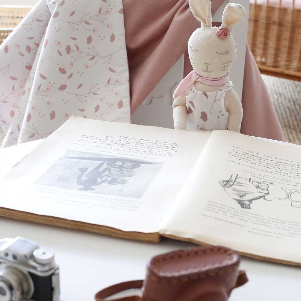 Leinen-Puppe Lili die ein Buch liest