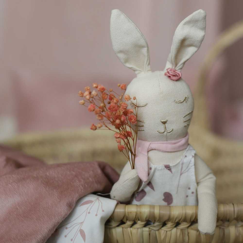 Poupée Lili avec fleur séché dans les pattes