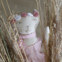 Muñeca de lino gato en hoja seca