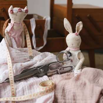 Hübsche Schneiderin-Puppe
