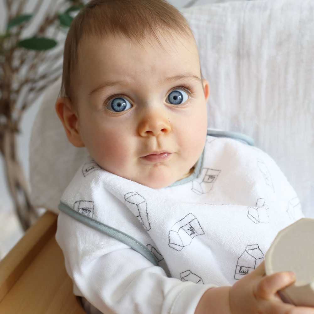 Bébé en grand bavoir milky baby gris