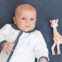 Klein meisje met haar geborduurde sophie de giraf pyjama