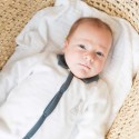 Baby in seinem weißen und blauen Pyjama mit Polokragen