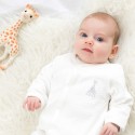 Bebè in pigiama di velluto con la sua giraffa Sophie