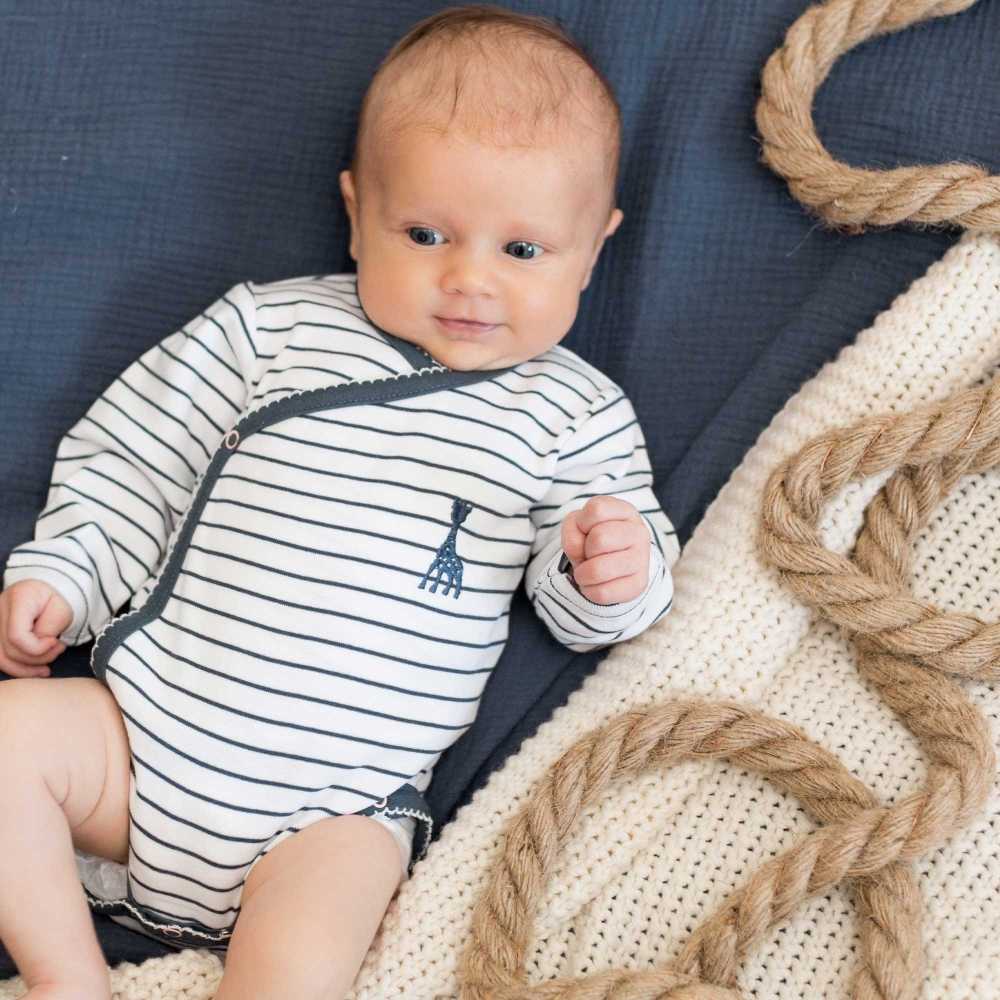 baby in haar rompertje met matrozenmotief meisje