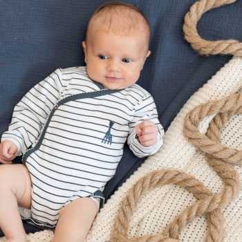 bebé en su body marinero niña