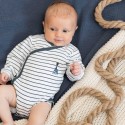 baby in haar rompertje met matrozenmotief meisje