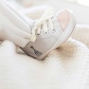 Klein babyvoetje met de Sophie de giraf sneakers