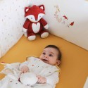 Bebé de 10 meses en su cuna y en su gran saco de dormir bosque
