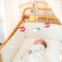Baby mobiel die de zachte melodie zingt voor baby in zijn bed