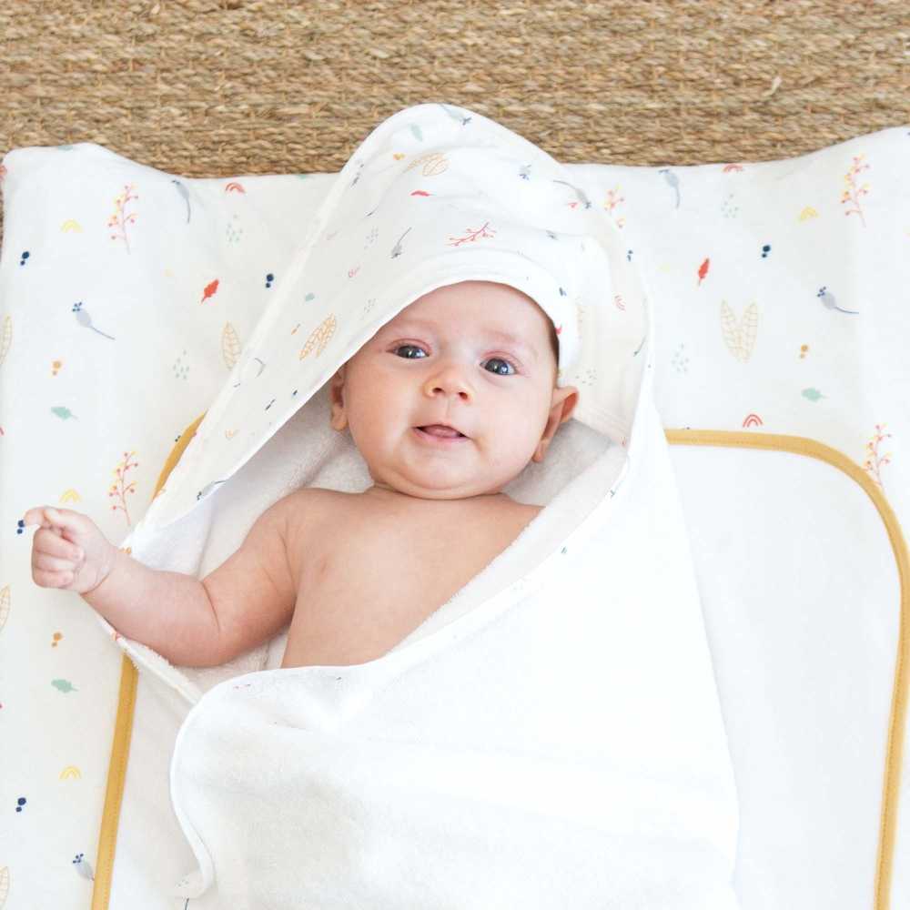 Asciugamano con cappuccio Nascondino nella foresta foto bambino