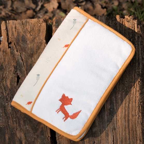 Copertina per libretto sanitario della collezione Nascondino nel bosco con la piccola volpe ricamata