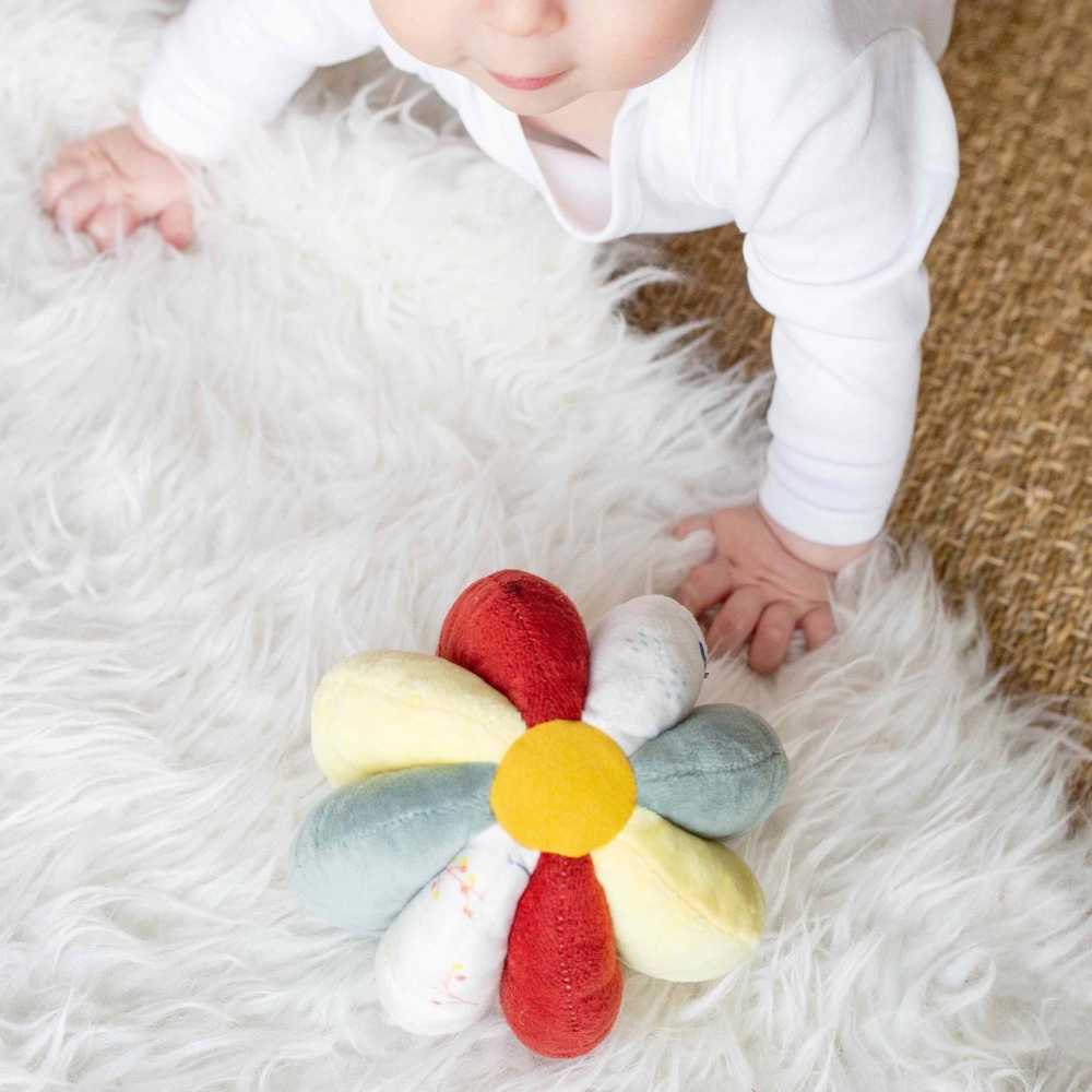 Pelota sensorial de la colección con bebé jugando