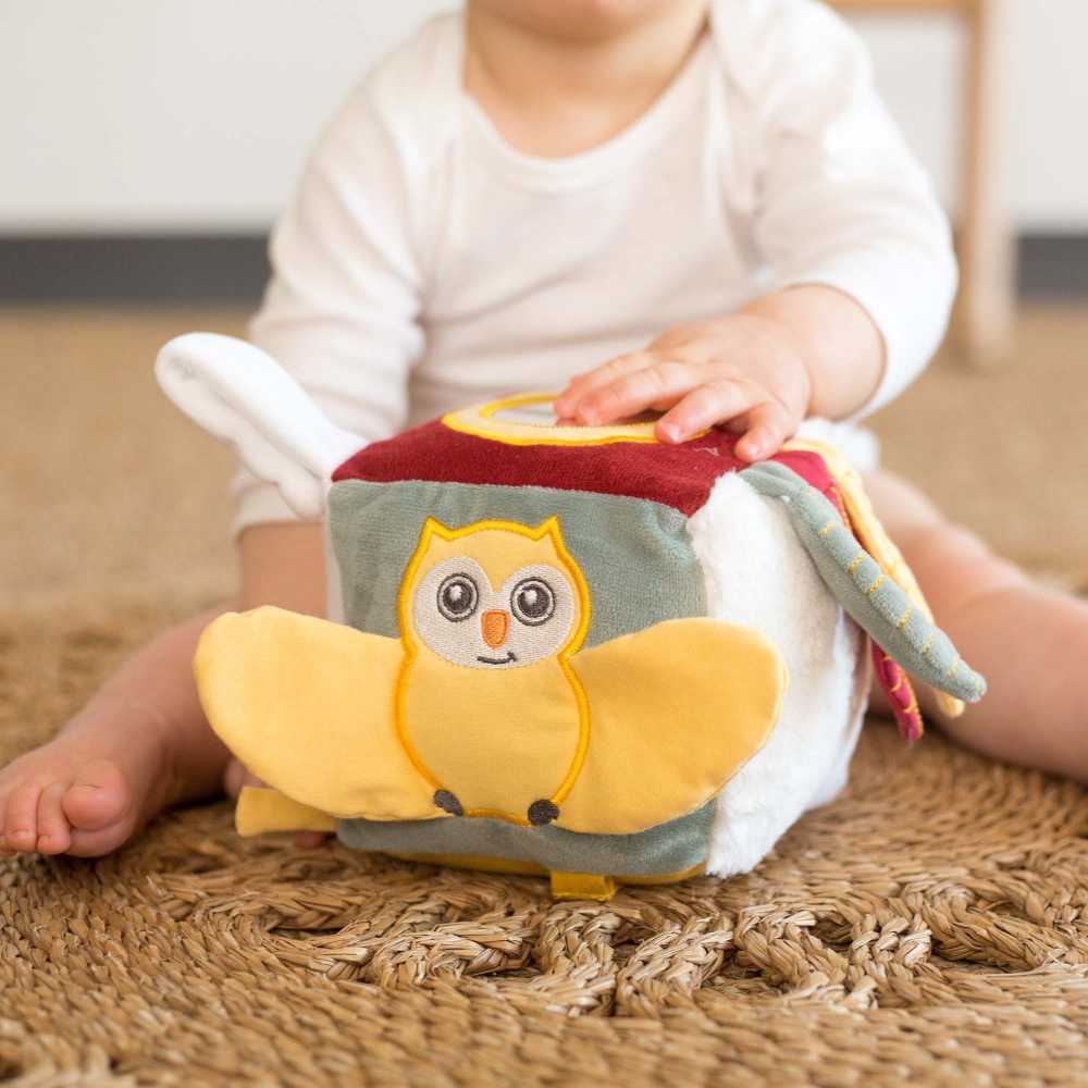 cube bébé avec bébé qui joue