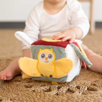baby kubus met baby die speelt