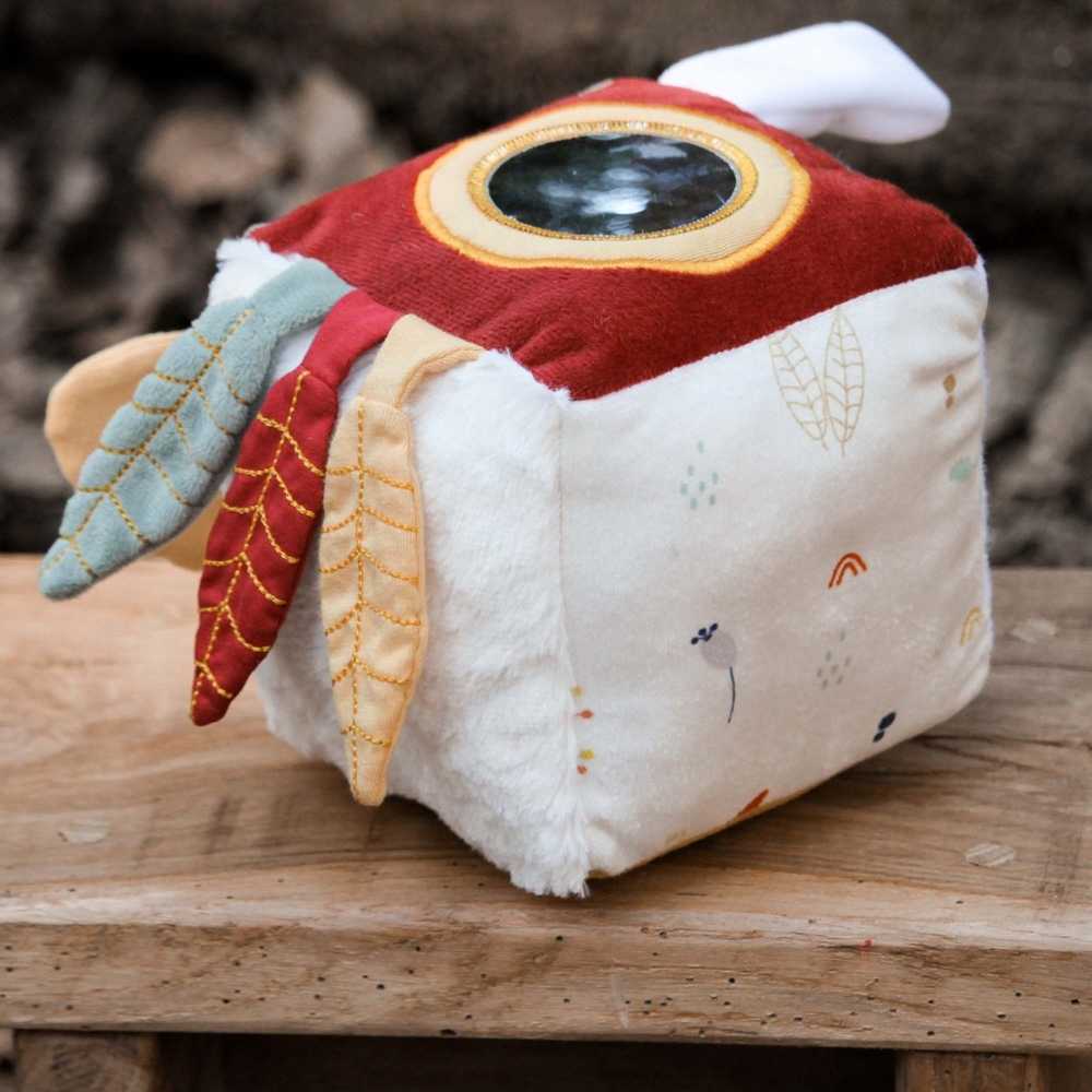 jeu éveil bébé sur son tabouret en bois