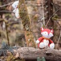 Muzikale knuffel uil verstopt achter de boom om de vos te observeren