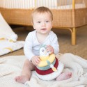 Bébé qui joue avec sa pyramide empilable douce avec son visage chouette