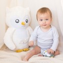 Peluche Violette à côté de bébé dans l'espace de jeu