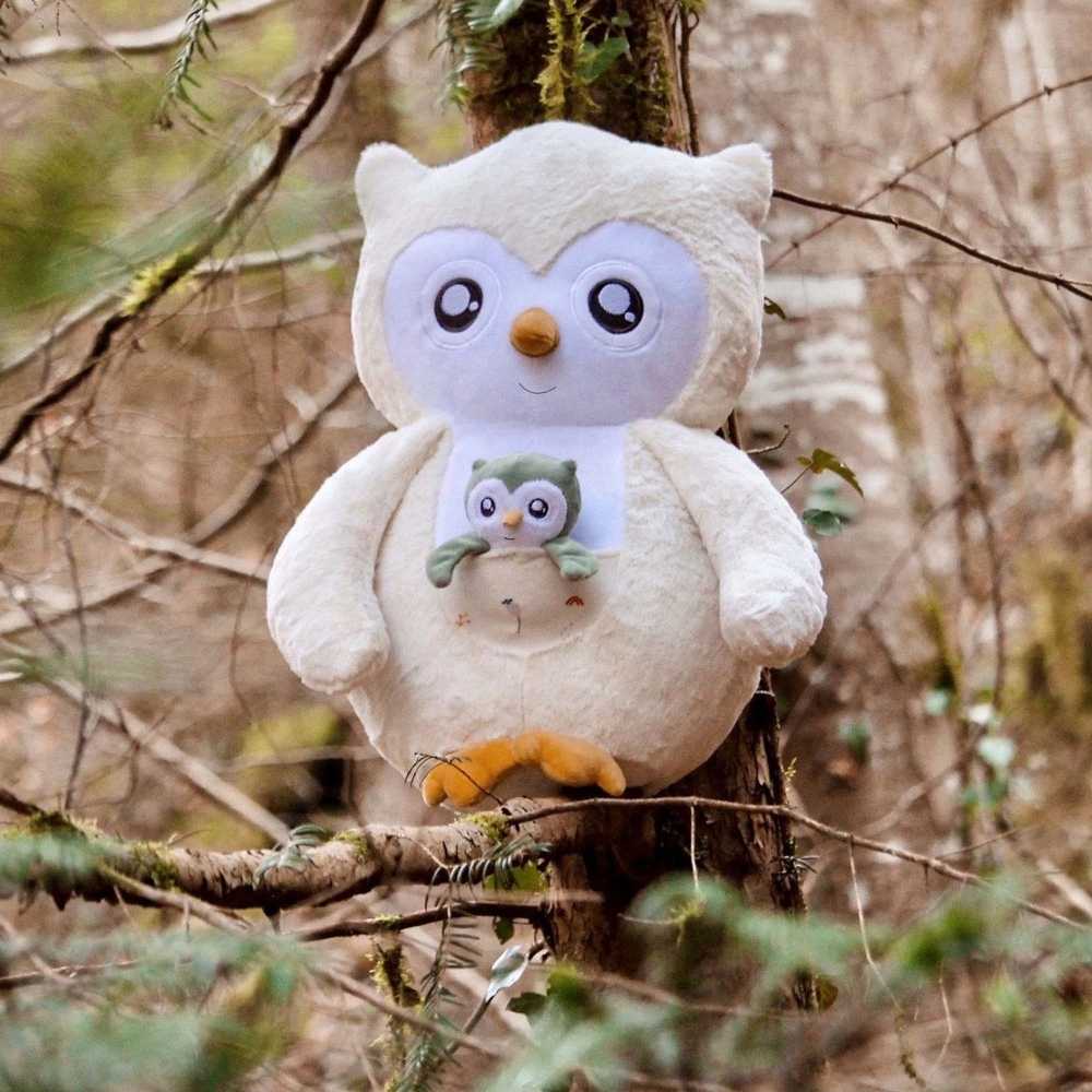 XXL knuffel Violette de uil in scène gezet in een boom in het bos