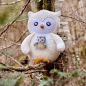 peluche XXL Violette la chouette mise en scène dans un arbre en forêt