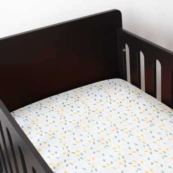 Spannbettlaken im schwarzen Babybett