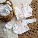 Complete outfit Sophie de giraf met pyjama, rompertje, slofjes en wantjes met levendige motieven