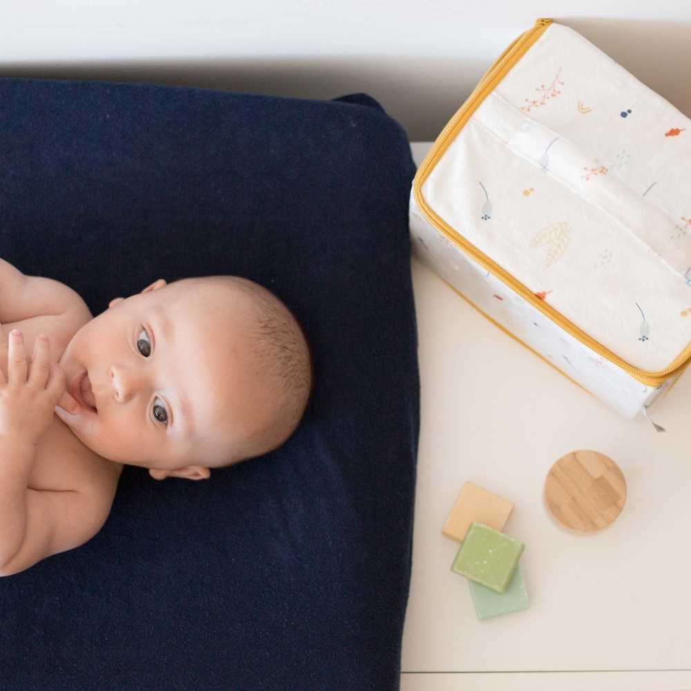 Baby met beautycase verstoppertje in het bos