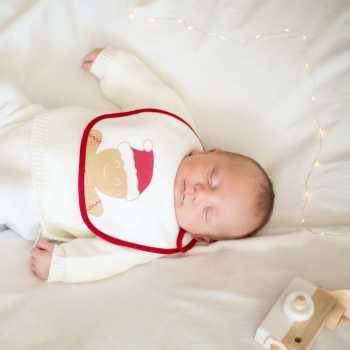 Bébé endormi avec bavoir noël
