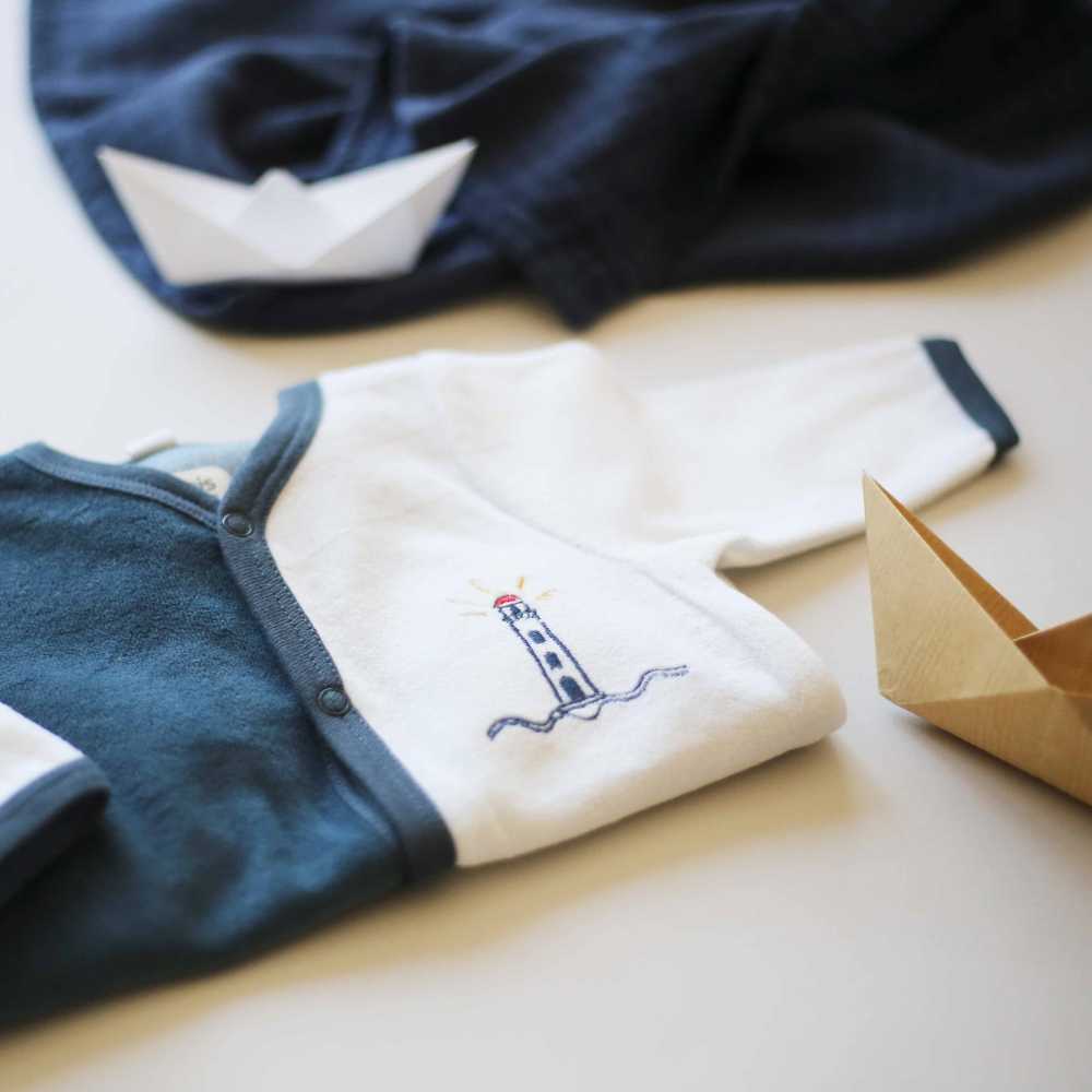 Präsentation Baby-Schlafanzug Leuchtturm