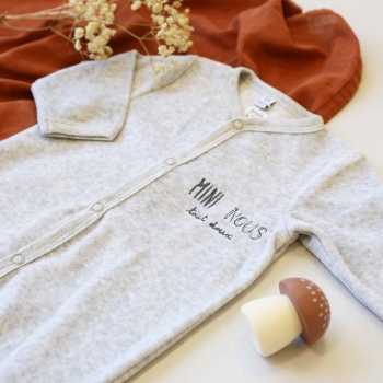 Styling van grijze gemêleerde pyjama