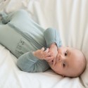 Bebé con pijama de animales bordados