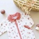 Presentatie babypyjama met claudine kraagje terracotta
