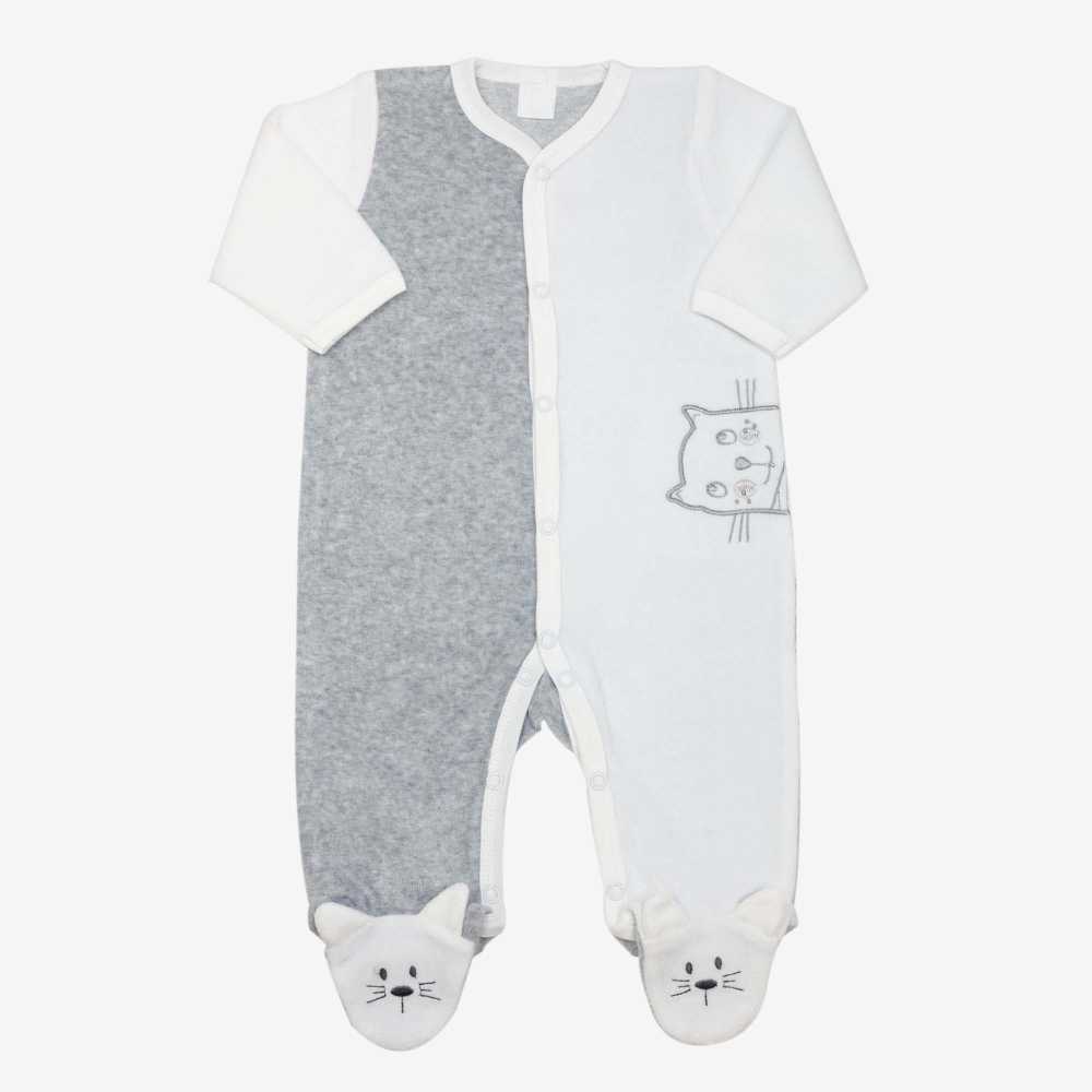 Pijama de bebé blanco y gris bordado con un gato