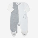 Pijama de bebé blanco y gris bordado con un gato