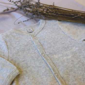 Grob melierter Baby-Pyjama