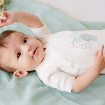 Bébé avec body manches courtes