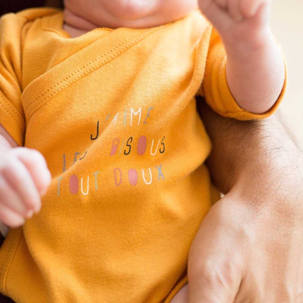 Bébé dans les bras de son papa