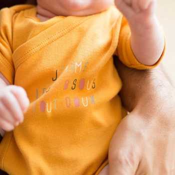 Baby in den Armen seines Papas