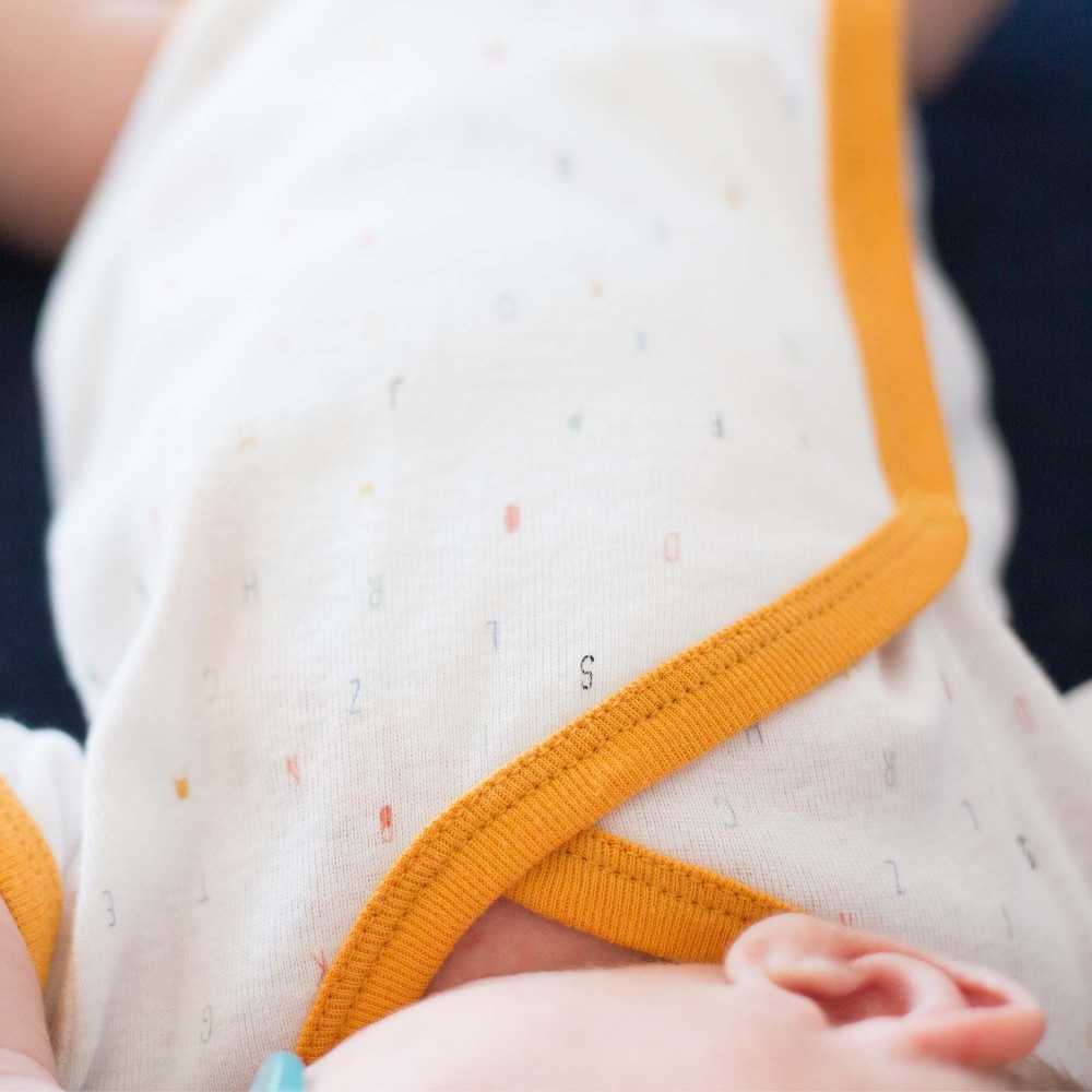 Zoom sul body senza maniche alfabeto