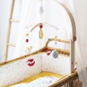 Musikalisches Fuchs-Mobile über dem Weidenbett des Babys aufgehängt