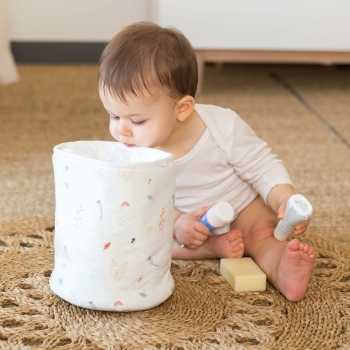 Bambino che guarda nella sua borsa portaoggetti per tirare fuori i prodotti