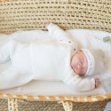 neonato vestito con una maglietta e pantaloni in maglia bianca