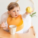 Bébé à table avec son bavoir en silicone