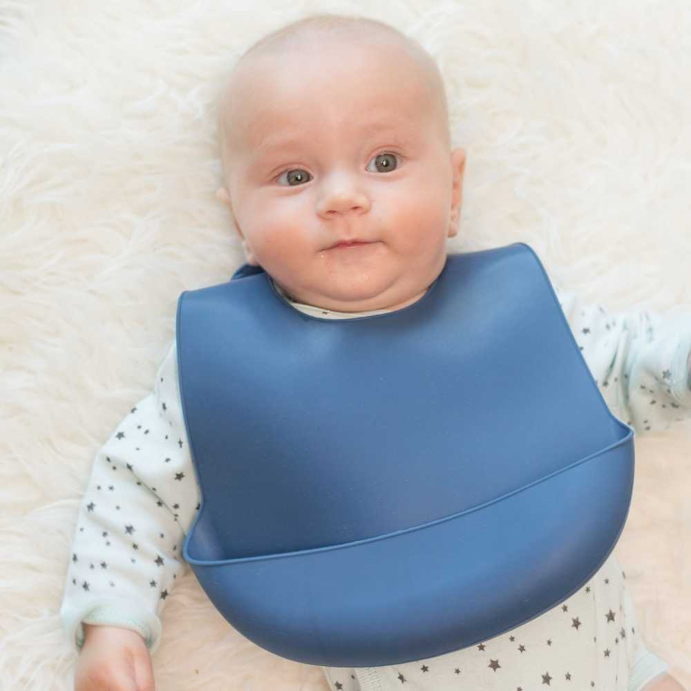 Bebé y su babero silicona azul marino muy bonito