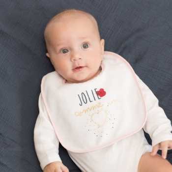 Petite fille et son bavoir rose et bleu