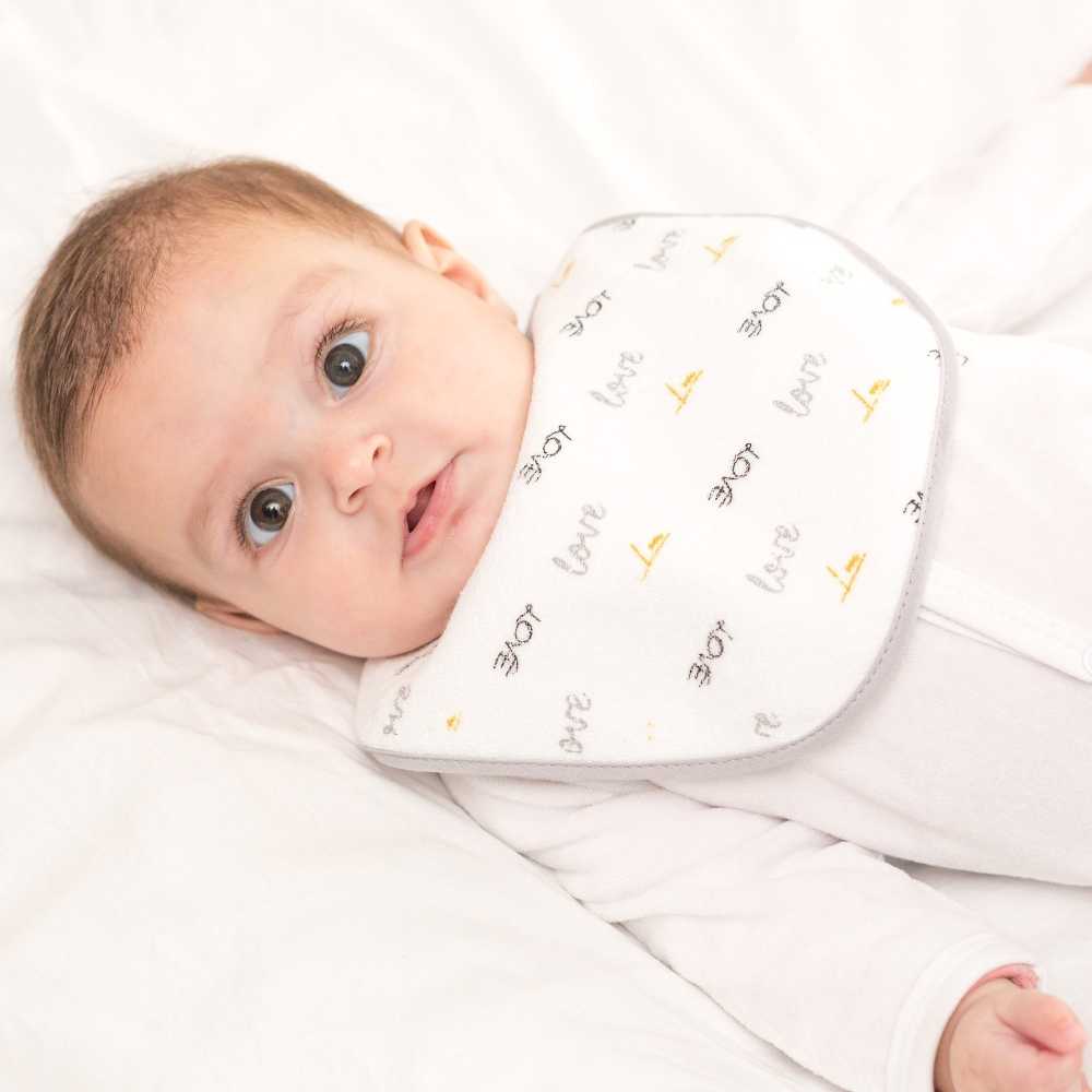 Baby met zijn zen slabbetje