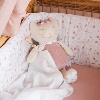 Peluche musicale Rose dans le lit de bébé avec des fleurs dans les pattes