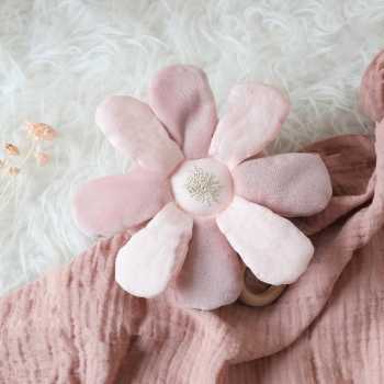 Peluche musical flor sobre muselina rosa