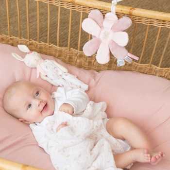 baby aan het luisteren naar de muzikale bloem in zijn bedje